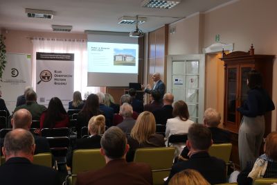 Zaproszeni na seminarium patrzący na prezentację