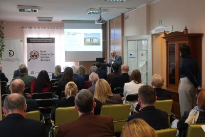 Zaproszeni na seminarium patrzący na prezentację