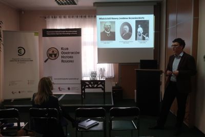 Prelegent opisujący przedstawiający prezentację multimedialną