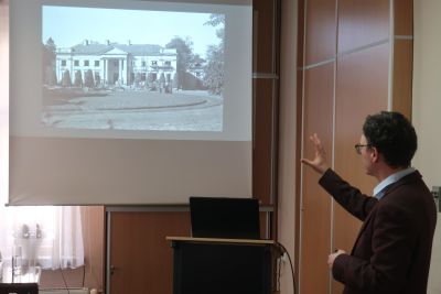 Prelegent opisujący przedstawiający prezentację multimedialną