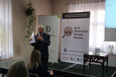 Prelegent przemawiający do zaproszonych