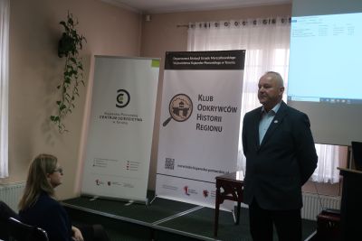 Prelegent przemawiający do zaproszonych