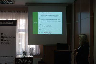 Prelegent przedstawiający prezentację