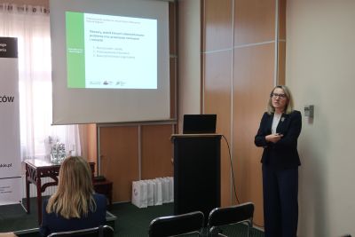 Prelegent przedstawiający prezentację