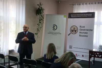 Prelegent przemawiający do zaproszonych