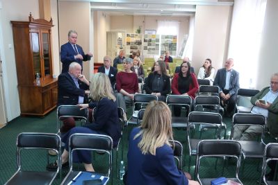 Prelegent przemawiający do zaproszonych