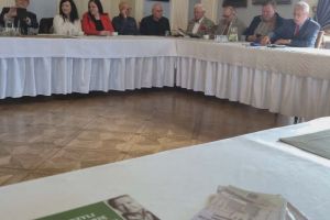 posiedzenie klubu odkrywców historii regionu, na pierszym planie książka "Oni tworzyli naszą historię"