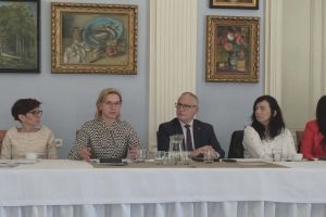 osoby siedzą za stołem