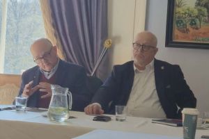 osoby siedzą za stołem