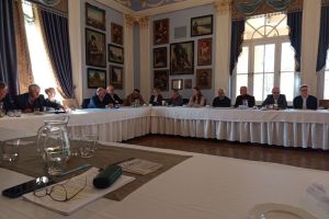 widok sali, osoby siedzą za stołem