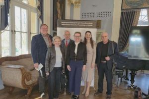 osoby pozują do wspólnego zdjęcia