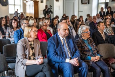 Zebrani na gale patrzący na scenę