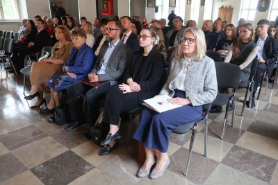 Zebrani na gale patrzący na scenę