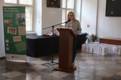 Dyrektor Kamila Łajczak przemawiająca do zebranych