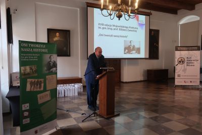 Prelegentka przemawiająca do zebranych