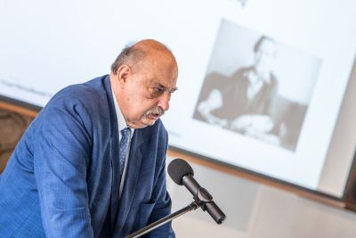 Profesor Polak przemawiający do zebranych