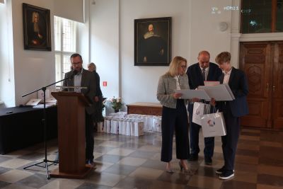 Profesor Polak przemawiający do zebranych