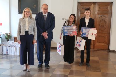 Dyrektor Kamila Łajczak wręczające nagrodę laureatowi konkursu