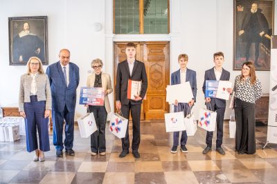 Dyrektor Kamila Łajczak wręczające nagrodę laureatami konkursu