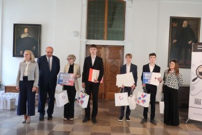 Dyrektor Kamila Łajczak oraz Profesor Polak pozujący do zdjęcia wraz z laureatami konkursu