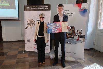 Laureat konkursu pozujący do zdjęcia