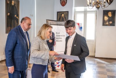 Dyrektor Kamila Łajczak wręczająca nagrodę laureatowi konkursu