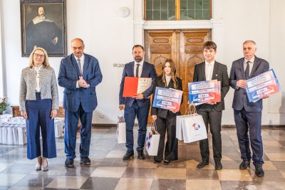 Dyrektor Kamila Łajczak oraz Profesor Polak pozujący do zdjęcia wraz z laureatami konkursu