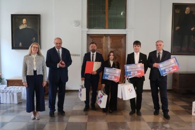 Dyrektor Kamila Łajczak oraz Profesor Polak pozujący do zdjęcia wraz z laureatami konkursu