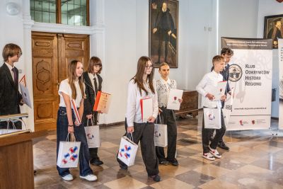 Laureaci konkursu pozujący do zdjęcia