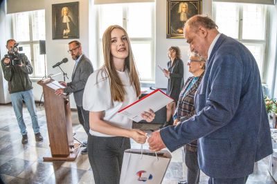 Profesor Polak wręczający nagrodę laureatce konkursu