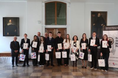 Profesor Polak pozujący do zdjęcia wraz z laureatami konkursu