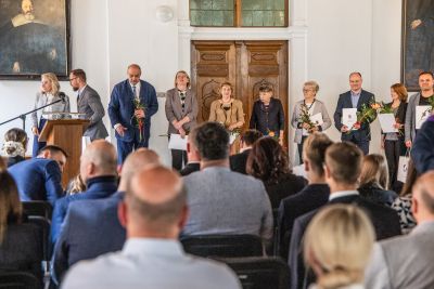 Członkowie kapituły konkursowej pozujący do zdjęcia