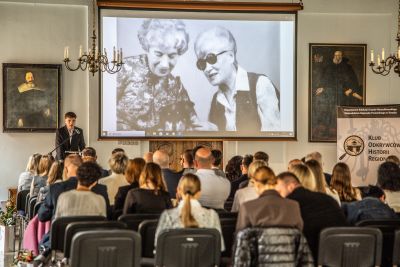 Laureat konkursu przedstawiający prezentację na temat swojej pracy konkursowej