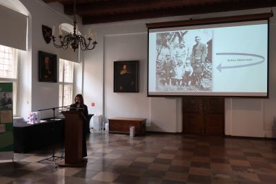 Laureatka konkursu przedstawiający prezentację na temat swojej pracy konkursowej