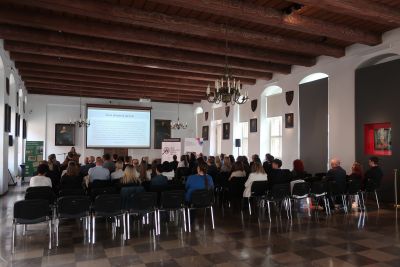 Laureatka konkursu przedstawiający prezentację na temat swojej pracy konkursowej