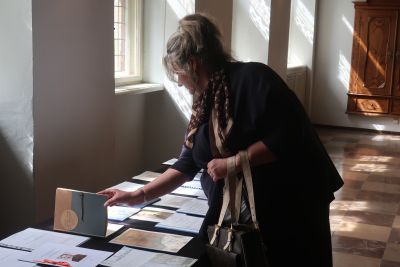 Zaproszona na galę przeglądające prace laureatów